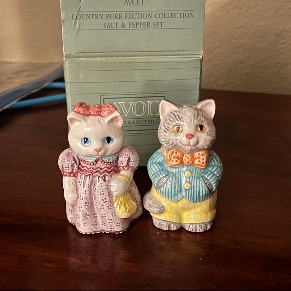 Vintage Kitty Salt & Pepper set by Avon
